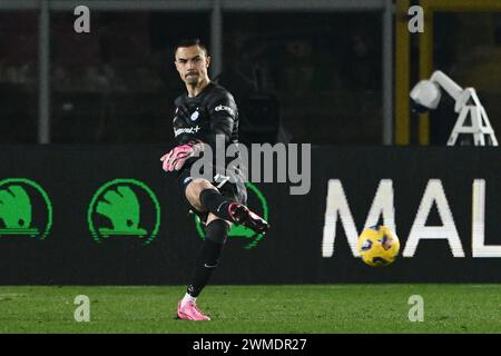 Lecce, Italia. 25 febbraio 2024. Emil Audero del FC Internazionale durante la partita di serie A TIM tra gli USA Lecce e l'FC Internazionale allo Stadio Ettore Giardiniero - via del Mare, Lecce, Italia, 25 febbraio 2024. Crediti: Nicola Ianuale/Alamy Live News Foto Stock