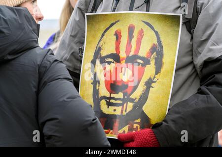 Gli ucraini, nella piazza municipale di Calgary, segnano due anni dall'inizio della guerra. 24 febbraio 2024, Alberta Canada Foto Stock