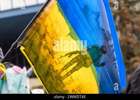 Gli ucraini che sventolano Snake Island resistono alla bandiera presso la Calgary Municipal Plaza, segnano due anni dall'inizio della guerra. 24 febbraio 2024, Canada. Foto Stock
