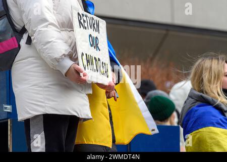 Ucraini alla piazza municipale di Calgary, segnano due anni dall'inizio della guerra. 24 febbraio 2024, Alberta, Canada. Foto Stock