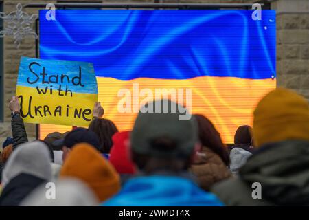 Ucraini alla piazza municipale di Calgary, segnano due anni dall'inizio della guerra. 24 febbraio 2024, Alberta, Canada. Foto Stock