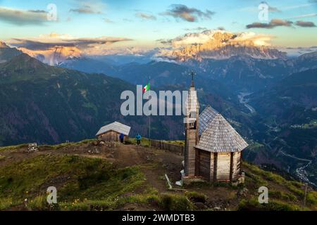 Vista serale dal Monte col DI Lana con cappella al Monte Pelmo e al Monte Civetta, uno dei migliori panorami delle Dolomiti italiane Foto Stock