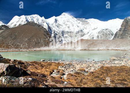 Splendida vista panoramica del monte Cho Oyu e del lago nel campo base di Cho Oyu, parco nazionale di Sagarmatha, valle di Gokyo, valle di Khumbu, monte Nepal Himalaya Foto Stock