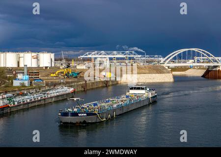 DAS Duisburg Gateway Terminal, neuer, trimodaler Umschlagplatz für Container im Duisport, Binnenhafen Duisburg-Ruhrort, noch im Bau, kurz vor der Fertigstellung, auf der ehemaligen Kohleninsel, 235,000 m2 Fläche für, soll mit Wasserstoff Klimaneutral betrieben werden, TanQuid Tanklager, NRW, Deutschland Gateway, Duisburg Terminal, Duisburg Gateway, Duisburg Gateway, Duisburg Gateway * punto di trasbordo trimodale per container nel porto interno di Duisport, Duisburg Ruhrort, ancora in costruzione, poco prima del completamento, sull'ex isola del carbone, superficie di 235.000 m2, da utilizzare climaticamente neutrale con h Foto Stock