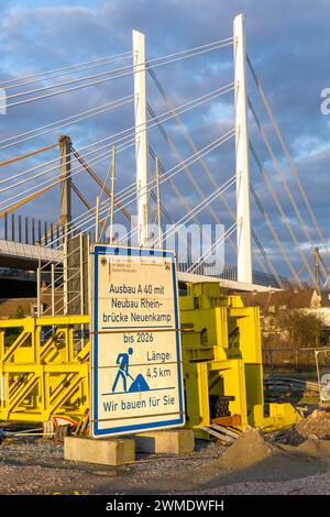 Baumaterial Lager an der A40 Brücke Neuenkamp, Pfeiler und Schrägseile der neuen Autobahnbrücke über den Rhein bei Duisburg, die alte Brücke wird zur Zeit Zurück gebaut, hinten, dann wird der zweite Teil der Neuenkamper Brücke errichtet, NRW, Deutschland, Rheinbrücke Neuenkamp *** stoccaggio di materiali da costruzione presso il ponte A40 Neuenkamp, Neuenkamp, colonne e cavi di collegamento del nuovo ponte autostradale sul Reno vicino a Duisburg, il vecchio ponte è in fase di ricostruzione, alle spalle, quindi verrà costruita la seconda parte del ponte Neuenkamp, NRW, Germania, ponte Reno Neuenkamp Foto Stock