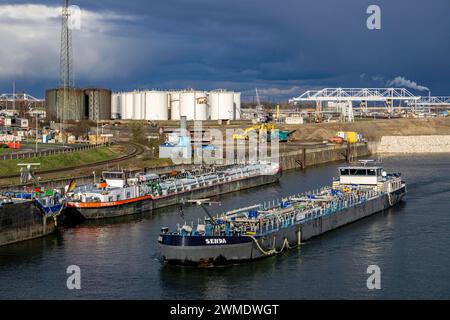 DAS Duisburg Gateway Terminal, neuer, trimodaler Umschlagplatz für Container im Duisport, Binnenhafen Duisburg-Ruhrort, noch im Bau, kurz vor der Fertigstellung, auf der ehemaligen Kohleninsel, 235,000 m2 Fläche für, soll mit Wasserstoff Klimaneutral betrieben werden, TanQuid Tanklager, NRW, Deutschland Gateway, Duisburg Terminal, Duisburg Gateway, Duisburg Gateway, Duisburg Gateway * punto di trasbordo trimodale per container nel porto interno di Duisport, Duisburg Ruhrort, ancora in costruzione, poco prima del completamento, sull'ex isola del carbone, superficie di 235.000 m2, da utilizzare climaticamente neutrale con h Foto Stock