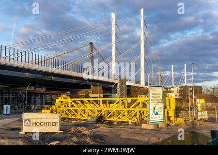 Baumaterial Lager an der A40 Brücke Neuenkamp, Pfeiler und Schrägseile der neuen Autobahnbrücke über den Rhein bei Duisburg, die alte Brücke wird zur Zeit Zurück gebaut, hinten, dann wird der zweite Teil der Neuenkamper Brücke errichtet, NRW, Deutschland, Rheinbrücke Neuenkamp *** stoccaggio di materiali da costruzione presso il ponte A40 Neuenkamp, Neuenkamp, colonne e cavi di collegamento del nuovo ponte autostradale sul Reno vicino a Duisburg, il vecchio ponte è in fase di ricostruzione, alle spalle, quindi verrà costruita la seconda parte del ponte Neuenkamp, NRW, Germania, ponte Reno Neuenkamp Foto Stock