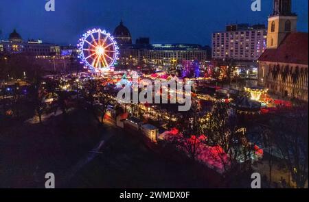 Incredibile punto di vista dei droni sul mercatino di Natale vicino a St. Chiesa di Maria e Berlin Fernsehturm nell'ora blu di Berlino serale con le luci di Natale Foto Stock