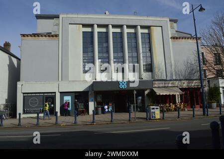 Ex edificio Tivoli a Mumbles, ora un negozio Co-op Food e un outlet di Coffee Barker. 19 febbraio 2024. Foto Stock