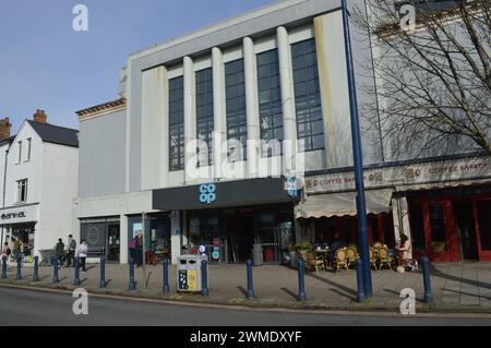 Ex edificio Tivoli a Mumbles, ora un negozio Co-op Food e un outlet di Coffee Barker. 19 febbraio 2024. Foto Stock