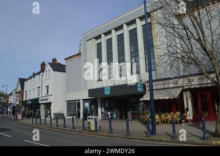 Ex edificio Tivoli a Mumbles, ora un negozio Co-op Food e un outlet di Coffee Barker. 19 febbraio 2024. Foto Stock