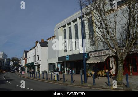 Ex edificio Tivoli a Mumbles, ora un negozio Co-op Food e un outlet di Coffee Barker. 19 febbraio 2024. Foto Stock