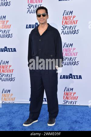 Santa Monica, Stati Uniti. 25 febbraio 2024. Ramon Rodriguez arriva al 2024 Film Independent Spirit Awards alla spiaggia di Santa Monica il 25 febbraio 2024 a Santa Monica, CALIFORNIA. © OConnor-Arroyo/AFF-USA.com crediti: AFF/Alamy Live News Foto Stock