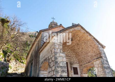 La Chiesa di nostra Signora della Risurrezione sul pendio di S.. Monte Giovanni sopra la città vecchia di Cattaro, Montenegro. Foto Stock