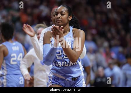 Blacksburg, Virginia, Stati Uniti. 25 febbraio 2024. La guardia dei North Carolina Tar Heels, Deja Kelly (25), celebra una battuta durante l'intervallo durante la partita di basket femminile NCAA tra i North Carolina Tar Heels e i Virginia Tech Hokies al Cassell Coliseum di Blacksburg, Virginia. Greg Atkins/CSM/Alamy Live News Foto Stock