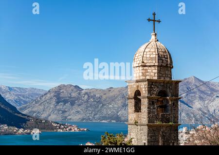 La Chiesa di nostra Signora della Risurrezione sul pendio di S.. Monte Giovanni sopra la città vecchia di Cattaro, Montenegro. Foto Stock