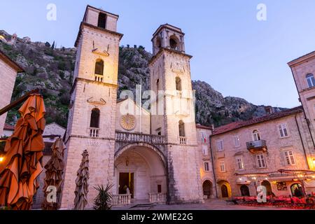 La cattedrale di San Trifone a Cattaro è una delle due cattedrali cattoliche del Montenegro. Fu consacrata il 19 giugno 1166. Foto Stock