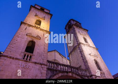 La cattedrale di San Trifone a Cattaro è una delle due cattedrali cattoliche del Montenegro. Fu consacrata il 19 giugno 1166. Foto Stock