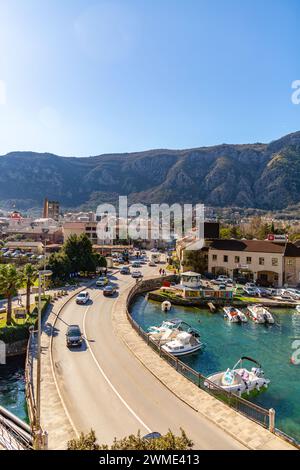 Cattaro, Montenegro - 14 febbraio 2024: Vista costiera in una giornata invernale di sole sulla baia di Cattaro, costa adriatica del Montenegro. Foto Stock