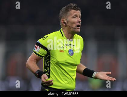 Milano, Italia. 25 febbraio 2024. L'arbitro Daniele Orsato reagisce durante la partita di serie A A Giuseppe Meazza, Milan. Il credito per immagini dovrebbe essere: Jonathan Moscrop/Sportimage Credit: Sportimage Ltd/Alamy Live News Foto Stock