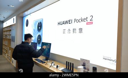 SHANGHAI, CINA - 25 FEBBRAIO 2024 - i clienti scoprono il telefono pieghevole di nuova generazione di Huawei Pocket 2 in un negozio Huawei a Shanghai, CH Foto Stock