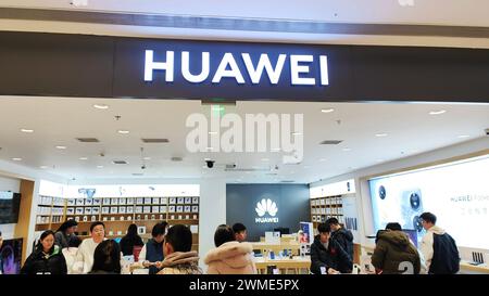 SHANGHAI, CINA - 25 FEBBRAIO 2024 - i clienti scoprono il telefono pieghevole di nuova generazione di Huawei Pocket 2 in un negozio Huawei a Shanghai, CH Foto Stock