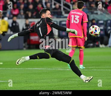 St Louis, Stati Uniti. 24 febbraio 2024. St Il portiere del Louis City Roman Bürki (1) guida il campo di baseball. STL City e Real Salt Lake pareggiarono 1-1 in una partita di calcio della Major League al CITY Park Stadium di St Louis, Missouri, sabato 24 febbraio 2024. Foto di Tim Vizer/Sipa USA credito: SIPA USA/Alamy Live News Foto Stock