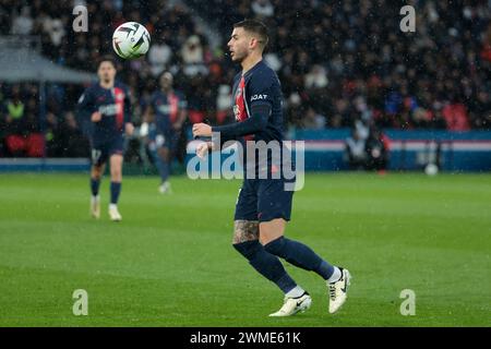 Parigi, Francia. 25 febbraio 2024. Lucas Hernandez del PSG durante la partita di calcio del campionato francese di Ligue 1 tra Paris Saint-Germain e Stade Rennais (Rennes) il 25 febbraio 2024 allo stadio Parc des Princes di Parigi, Francia - foto Jean Catuffe/DPPI credito: DPPI Media/Alamy Live News Foto Stock