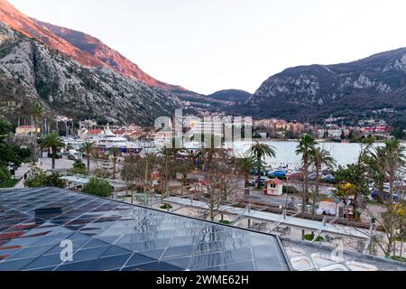 Cattaro, Montenegro - 14 febbraio 2024: Vista costiera in una giornata invernale di sole sulla baia di Cattaro, costa adriatica del Montenegro. Foto Stock