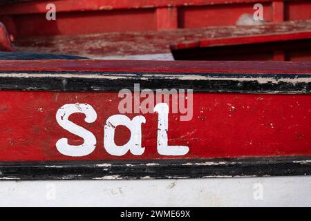 Dettagli del peschereccio rosso e bianco con Sal dipinta sullo scafo, Santa Maria, Sal, Isole di Capo Verde, Africa Foto Stock