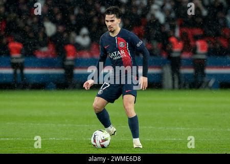 Parigi, Francia. 25 febbraio 2024. Vitinha del PSG durante il campionato francese di Ligue 1 partita di calcio tra Paris Saint-Germain e Stade Rennais (Rennes) il 25 febbraio 2024 allo stadio Parc des Princes di Parigi, Francia - foto Jean Catuffe/DPPI credito: DPPI Media/Alamy Live News Foto Stock