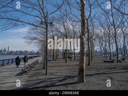 HOBOKEN, N.J. - 24 febbraio 2024: Un molo sul fiume Hudson viene visto in un pomeriggio invernale a Hoboken, New Jersey. Foto Stock