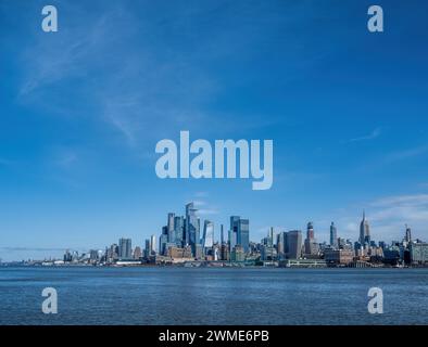 HOBOKEN, N.J. - 24 febbraio 2024: New York viene vista da Hoboken, New Jersey. Foto Stock