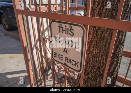 HOBOKEN, N.J. - 24 febbraio 2024: Un cartello a Hoboken, New Jersey, indica il divieto di parcheggiare le biciclette. Foto Stock