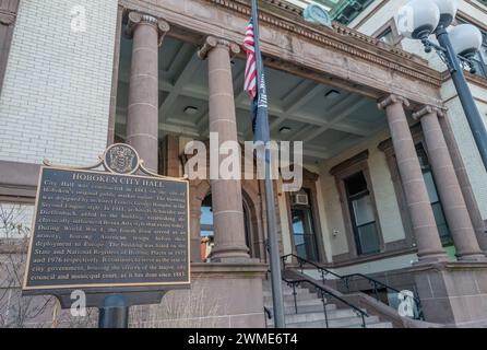 HOBOKEN, N.J. - 24 febbraio 2024: Hoboken City Hall è visibile su Washington Street a Hoboken, New Jersey. Foto Stock