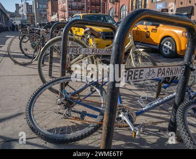 HOBOKEN, N.J. - 24 febbraio 2024: Un portabiciclette si trova vicino ai taxi di Hoboken, New Jersey. Foto Stock