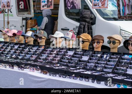 Gent, Belgio - gennaio 31 2024: Mercato del sabato a Gand, belgio. Venditori ambulanti che vendono prodotti nel grande mercato del bazar. Venditori ambulanti all'aperto Foto Stock