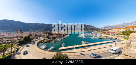 Cattaro, Montenegro - 14 febbraio 2024: Vista costiera in una giornata invernale di sole sulla baia di Cattaro, costa adriatica del Montenegro. Foto Stock