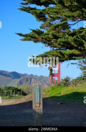 L'iconico Golden Gate Bridge visto dal Presidio, San Francisco CA Foto Stock