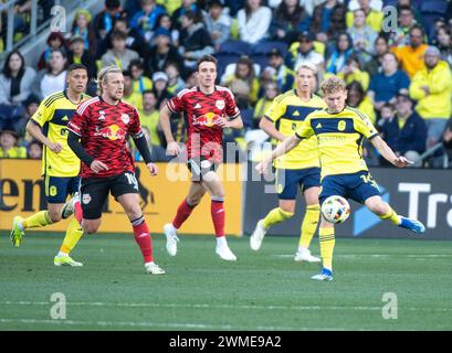 Nashville, Tennessee, Stati Uniti. 25 febbraio 2024. L'attaccante del Nashville SC Jacob Shaffelburg (14) calcia la palla durante la sua partita a Nashville. (Credit Image: © Camden Hall/ZUMA Press Wire) SOLO PER USO EDITORIALE! Non per USO commerciale! Crediti: ZUMA Press, Inc./Alamy Live News Foto Stock