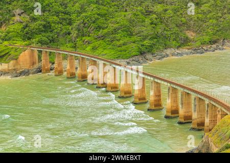 Ponte ferroviario sul fiume Kaaimans dal famoso punto di osservazione Dolphin Point sulla Garden Route vicino a Wilderness, Western Cape, Sud Africa. Foto Stock