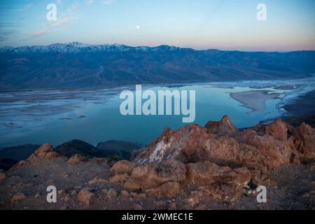 Dante's View offre una vista di qualità sul lago Manly nel bacino Badwater, un luogo popolare nel Death Valley National Park, CALIFORNIA, USA. Foto Stock