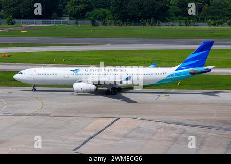 Garuda Indonesia Airlines Airbus A330 in rullaggio. Aereo A330-300 della compagnia aerea indonesiana Garuda Indonesia. Aereo A333. Foto Stock