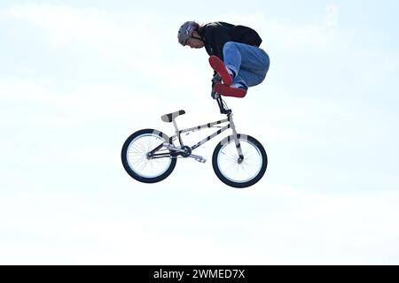 Kanagawa, Giappone. Credito: MATSUO. 24 febbraio 2024. Tatsuki Kamimura (JPN) BMX : Enoshima Wave Fest UCI BMX Freestyle Park & Flatland World Cup a Enoshima a Kanagawa, Giappone. Crediti: MATSUO .K/AFLO SPORT/Alamy Live News Foto Stock