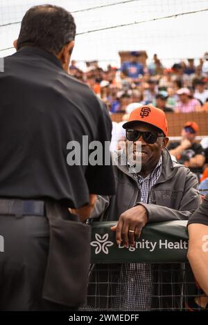 I San Francisco Giants Dusty Baker parlano con i compagni di squadra nel dugout prima di una partita di baseball degli allenamenti primaverili della MLB contro i Chicago Cubs sabato, Foto Stock