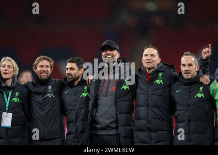 (240226) -- LONDRA, 26 febbraio 2024 (Xinhua) il manager del Liverpool Jurgen Klopp (3° R) festeggia con il suo staff dopo la finale della English Football League Cup tra Chelsea e Liverpool a Londra, Regno Unito, il 25 febbraio 2024. (XINHUA)SOLO PER USO EDITORIALE. NON IN VENDITA PER CAMPAGNE PUBBLICITARIE O DI MARKETING. DIVIETO DI UTILIZZO CON AUDIO, VIDEO, DATI, ELENCHI DI INCONTRI, LOGHI CLUB/LEAGUE O SERVIZI "LIVE" NON AUTORIZZATI. UTILIZZO ONLINE IN-MATCH LIMITATO A 45 IMMAGINI, SENZA EMULAZIONE VIDEO. NON È CONSENTITO L'USO IN SCOMMESSE, GIOCHI O PUBBLICAZIONI PER SINGOLI CLUB/CAMPIONATO/GIOCATORI. Foto Stock