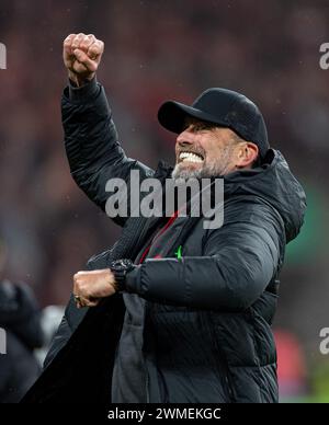 (240226) -- LONDRA, 26 febbraio 2024 (Xinhua) l'allenatore del Liverpool Jurgen Klopp celebra dopo la finale della English Football League Cup tra Chelsea e Liverpool a Londra, Regno Unito, il 25 febbraio 2024. (XINHUA)SOLO PER USO EDITORIALE. NON IN VENDITA PER CAMPAGNE PUBBLICITARIE O DI MARKETING. DIVIETO DI UTILIZZO CON AUDIO, VIDEO, DATI, ELENCHI DI INCONTRI, LOGHI CLUB/LEAGUE O SERVIZI "LIVE" NON AUTORIZZATI. UTILIZZO ONLINE IN-MATCH LIMITATO A 45 IMMAGINI, SENZA EMULAZIONE VIDEO. NON È CONSENTITO L'USO IN SCOMMESSE, GIOCHI O PUBBLICAZIONI PER SINGOLI CLUB/CAMPIONATO/GIOCATORI. Foto Stock