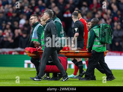 (240226) -- LONDRA, 26 febbraio 2024 (Xinhua) Ryan Gravenberch del Liverpool viene portato via con un infortunio durante la finale della English Football League Cup tra Chelsea e Liverpool a Londra, Regno Unito, il 25 febbraio 2024. (XINHUA)SOLO PER USO EDITORIALE. NON IN VENDITA PER CAMPAGNE PUBBLICITARIE O DI MARKETING. DIVIETO DI UTILIZZO CON AUDIO, VIDEO, DATI, ELENCHI DI INCONTRI, LOGHI CLUB/LEAGUE O SERVIZI "LIVE" NON AUTORIZZATI. UTILIZZO ONLINE IN-MATCH LIMITATO A 45 IMMAGINI, SENZA EMULAZIONE VIDEO. NON È CONSENTITO L'USO IN SCOMMESSE, GIOCHI O PUBBLICAZIONI PER SINGOLI CLUB/CAMPIONATO/GIOCATORI. Foto Stock