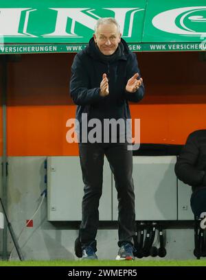 Augusta, Germania. 25 febbraio 2024. Christian Streich, allenatore del Friburgo, gesti durante la partita di calcio tedesca di prima divisione della Bundesliga tra l'Augsburg e il Freiburg ad Augusta, Germania, 25 febbraio 2024. Crediti: Philippe Ruiz/Xinhua/Alamy Live News Foto Stock