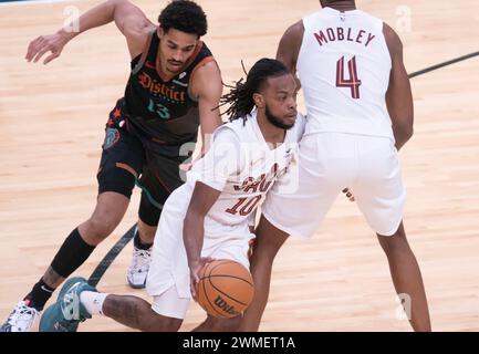 Washington, Stati Uniti. 25 febbraio 2024. WASHINGTON, DC - FEBBRAIO 25: La guardia dei Cleveland Cavaliers Darius Garland (10) si allontana dalla guardia dei Washington Wizards Jordan Poole (13) durante una partita NBA tra i Washington Wizards e i Cleveland Cavaliers, il 25 febbraio 2024, alla Capital One Arena, a Washington, DC. (Foto di Tony Quinn/SipaUSA) credito: SIPA USA/Alamy Live News Foto Stock